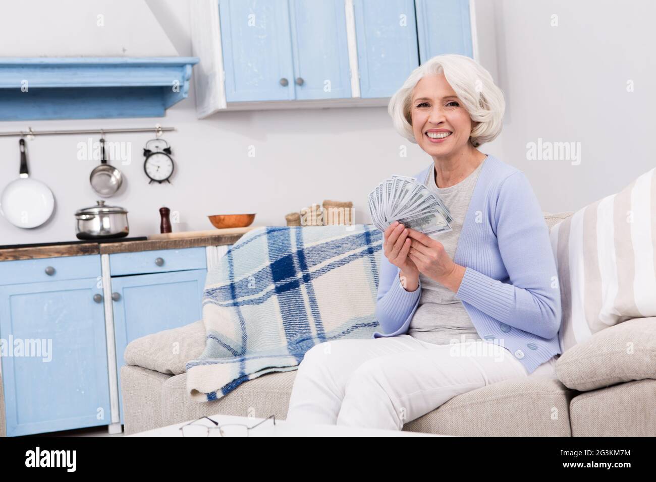 Old lady looking at money hi-res stock photography and images - Alamy