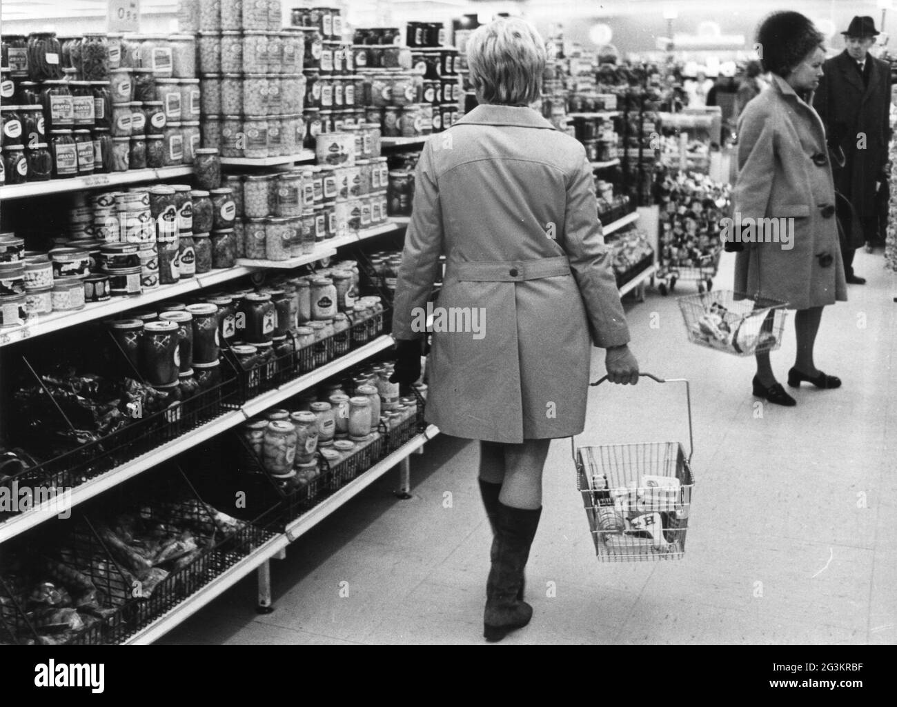 trade, supermarket, women shopping, 18.3.1972, ADDITIONAL-RIGHTS-CLEARANCE-INFO-NOT-AVAILABLE Stock Photo