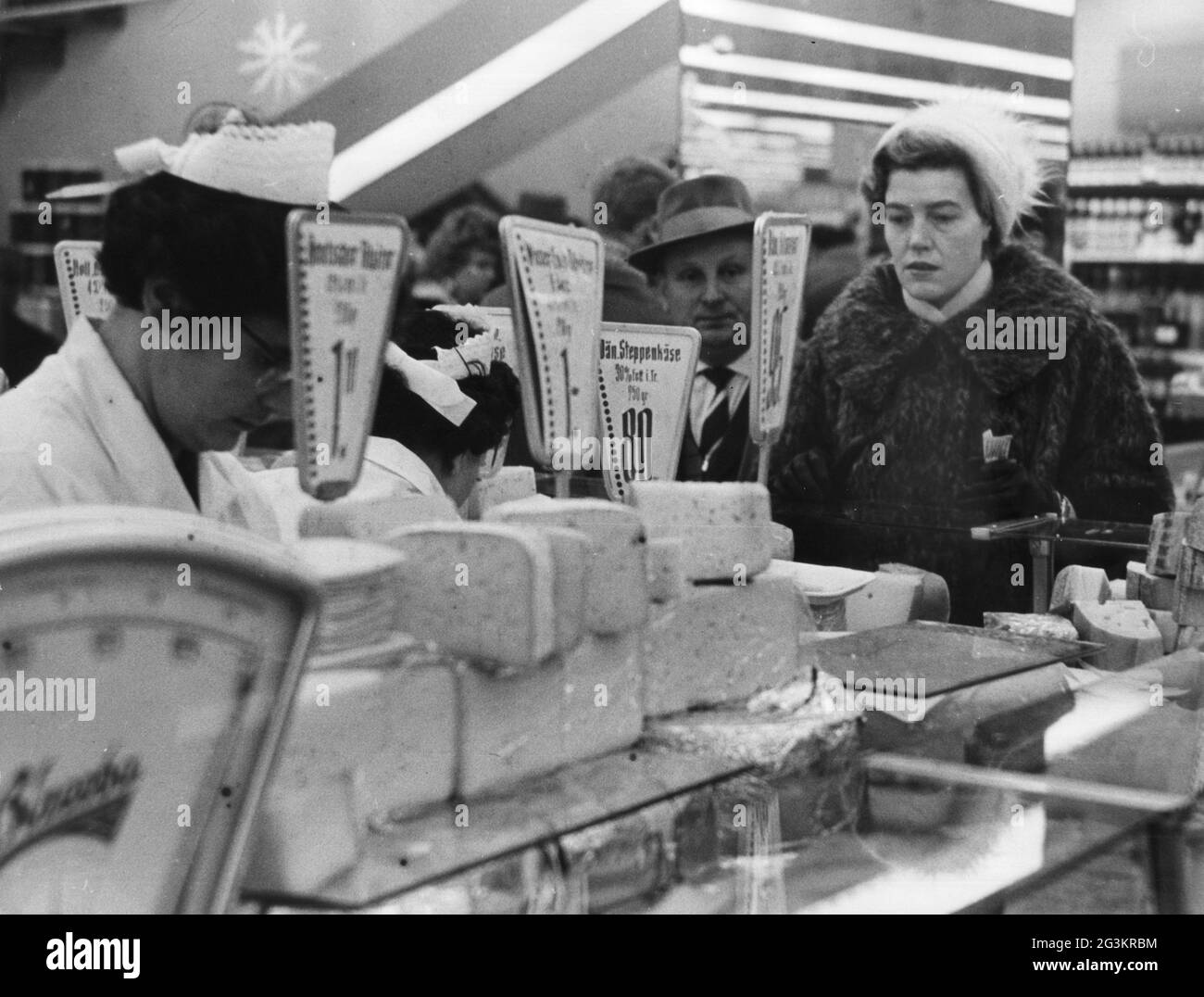 Department store interior 1950 hi-res stock photography and images - Alamy