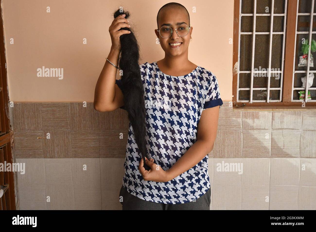 Ajmer, India. 16th June, 2021. Varsha Kumawat after shaving her head to donate hair for cancer patients in Ajmer in the Indian state of Rajasthan. (Photo by Shaukat Ahmed/Pacific Press) Credit: Pacific Ajmer, India. 16th June, 2021. Varsha Kumawat after shaving her head to donate hair for cancer patients in Ajmer in the Indian state of Rajasthan. (Photo by Shaukat Ahmed/Pacific Press) Credit: Pacific