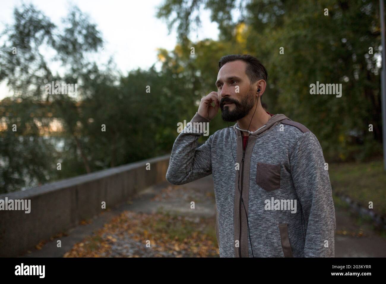 Man headphones outside hi-res stock photography and images - Alamy