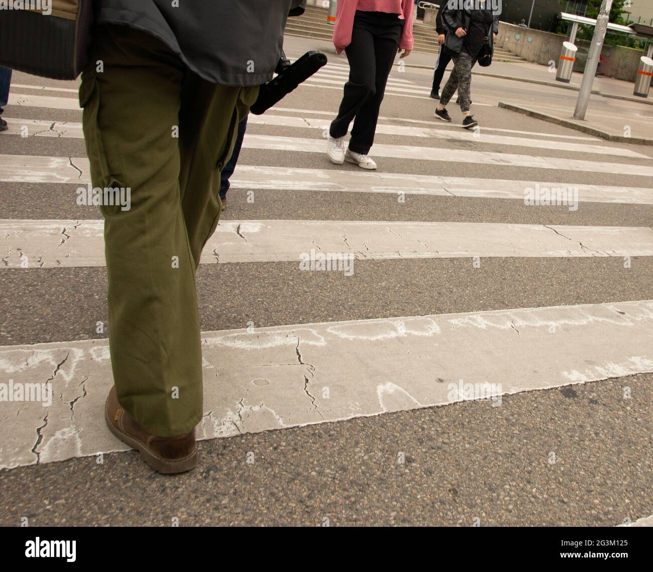 Zebrastreifen auf dem Beine zu sehen sind, wird von Menschen benutzt Stock Photo