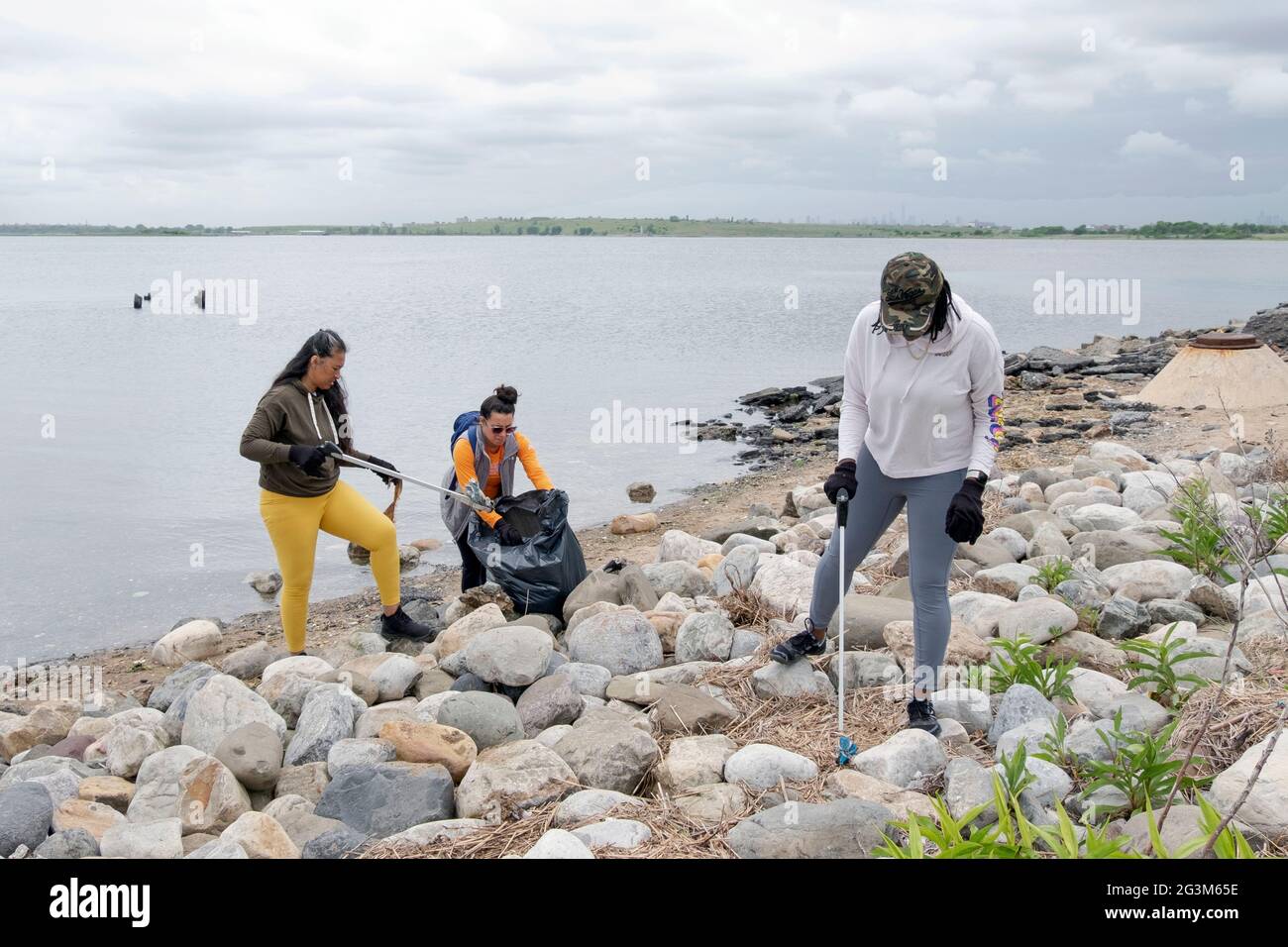 Volunteers clean the beach at Jamaica Bay in Queens as part of the 2021 Project Prithvi Beach Cleanup. Imn Queens, New York City. Stock Photo