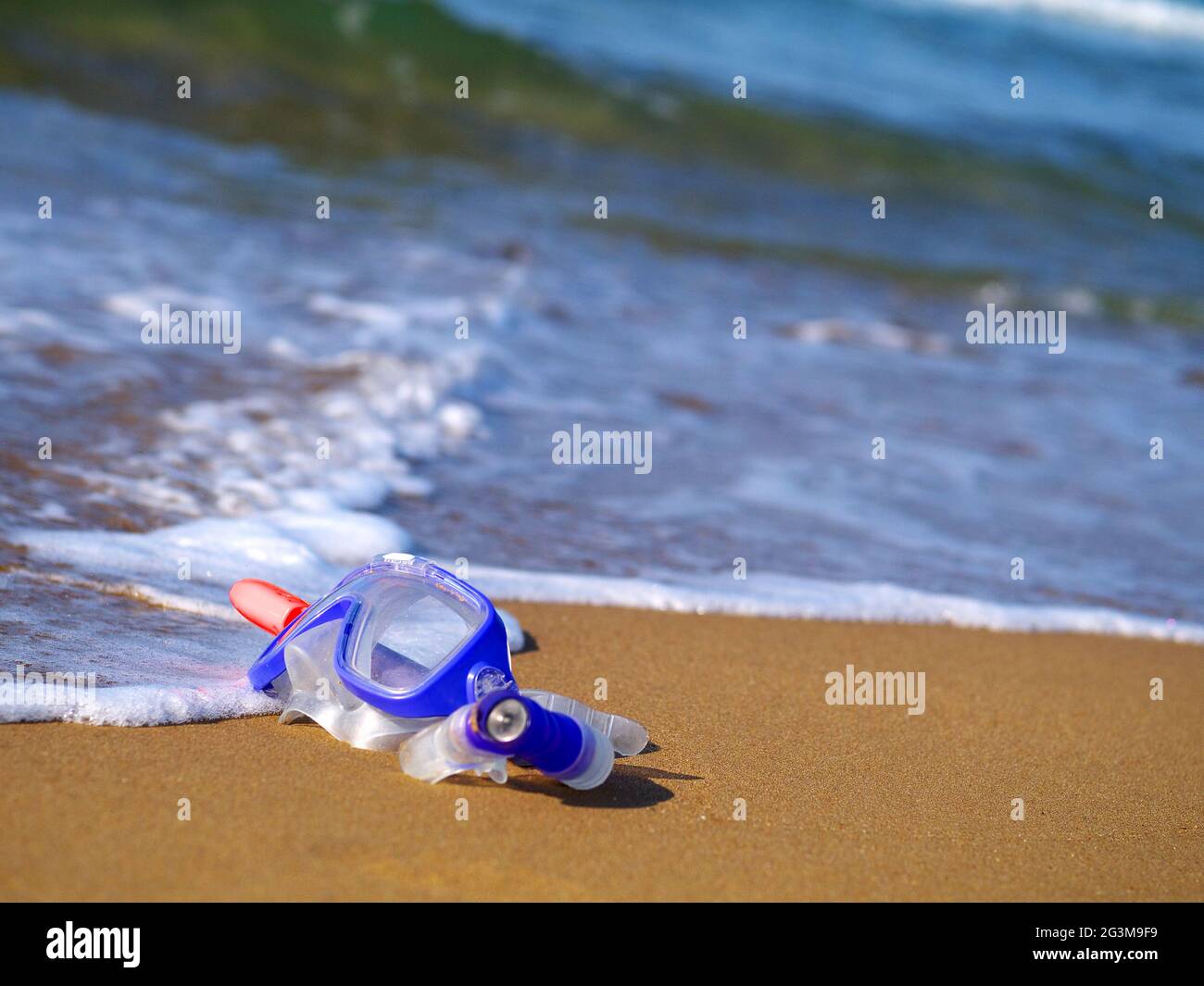 diving mask and snorkel on a sand beach, copy space Stock Photo - Alamy