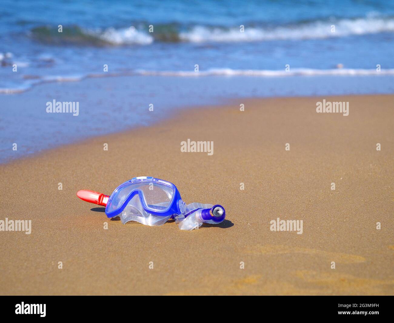 diving mask and snorkel on a sand beach, copy space Stock Photo - Alamy