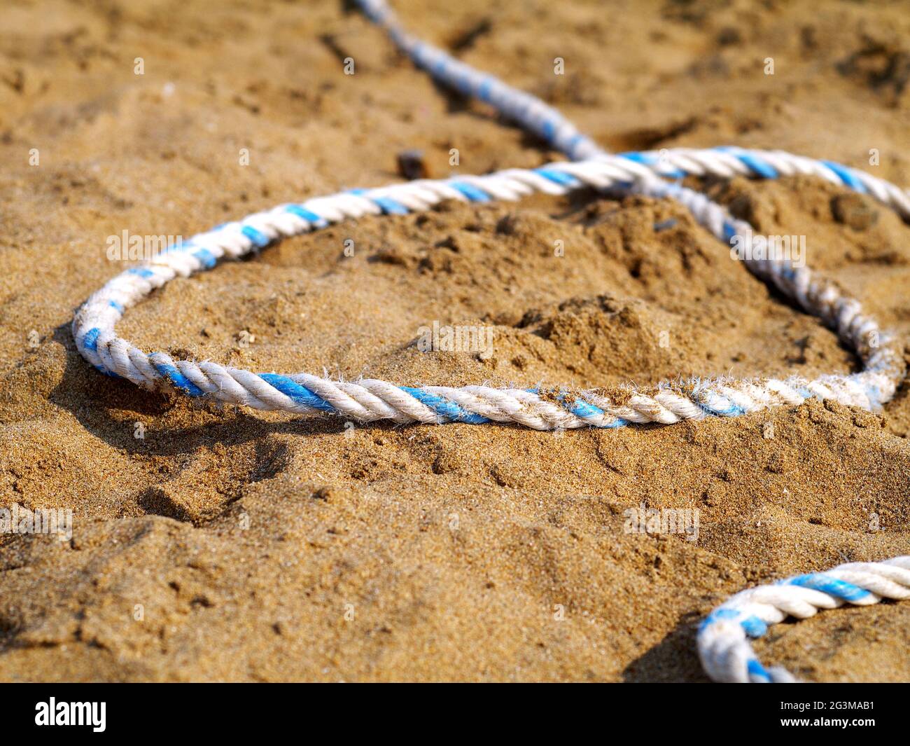 Sand Papper Rope Rope laying on beach hi-res stock photography and images - Alamy