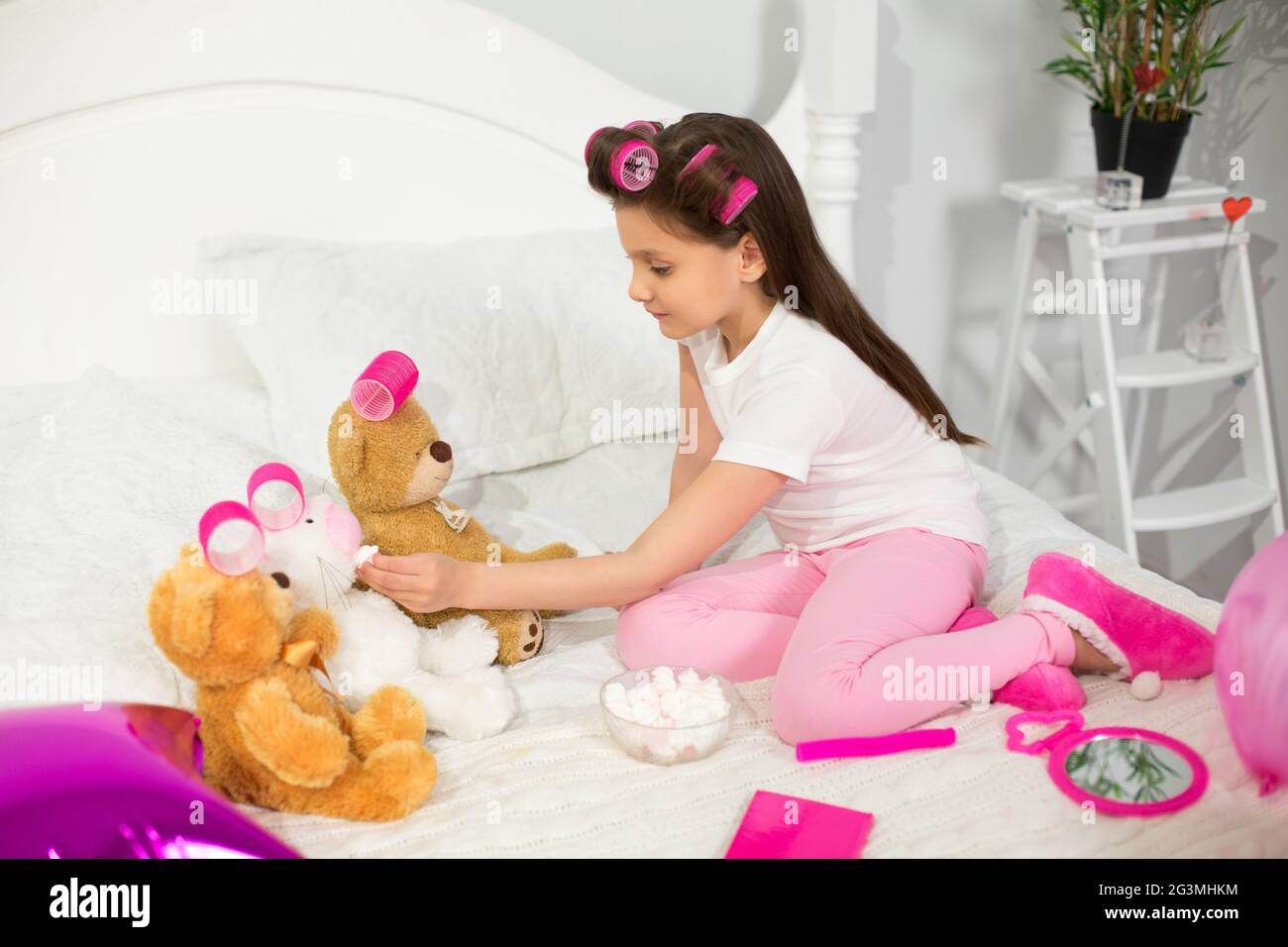 Игрушки для детей. Playing with a girl. She plays with her toys. Девочка кормит игрушки ам. Girl play toys.