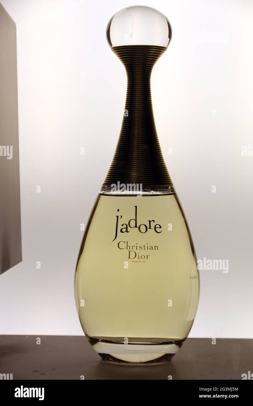 Pin by PerfumeStory on Dior  Wine bottle, Rosé wine bottle, Bottle