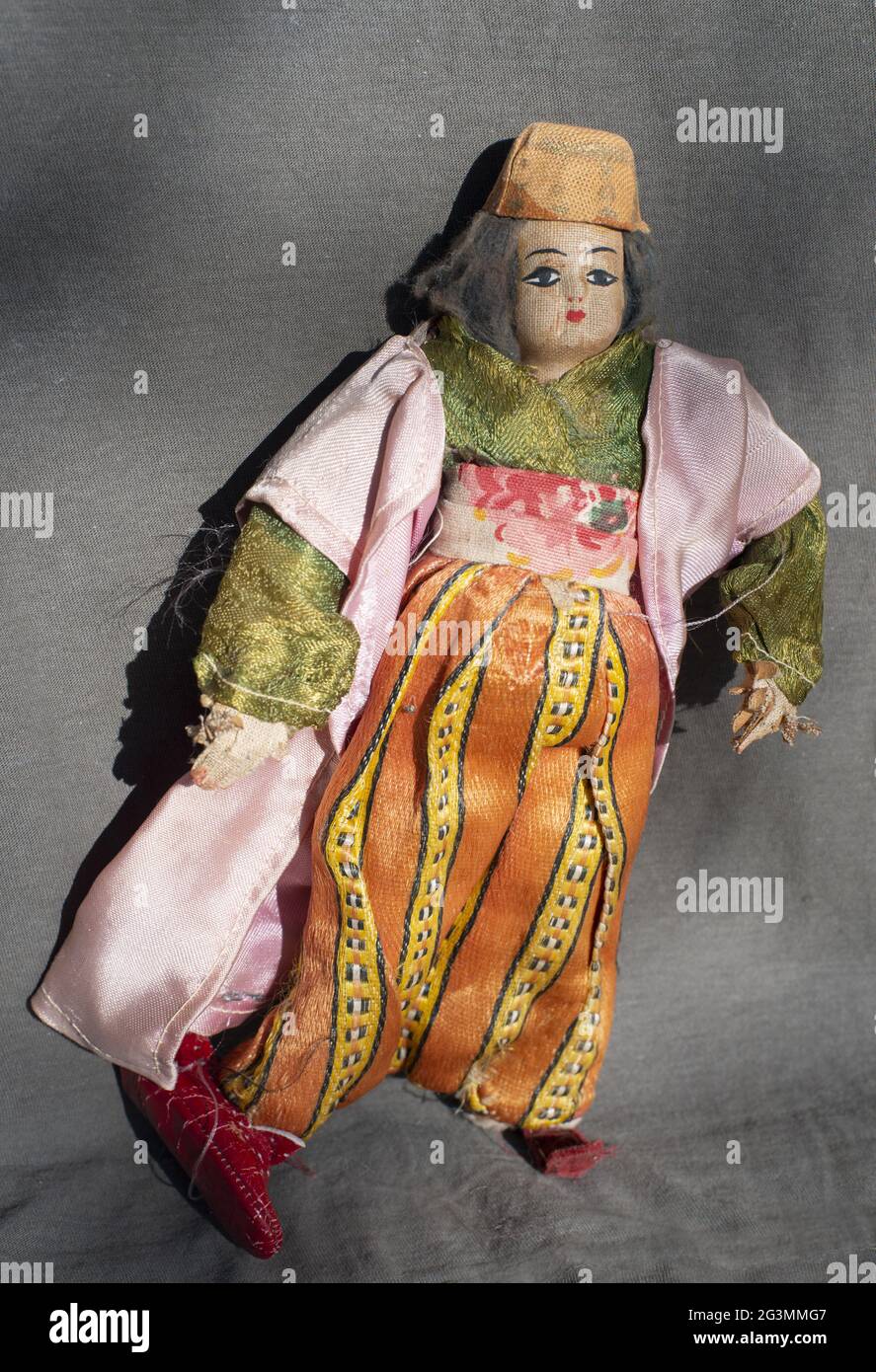 Wearing clothes too small hi-res stock photography and images - Alamy