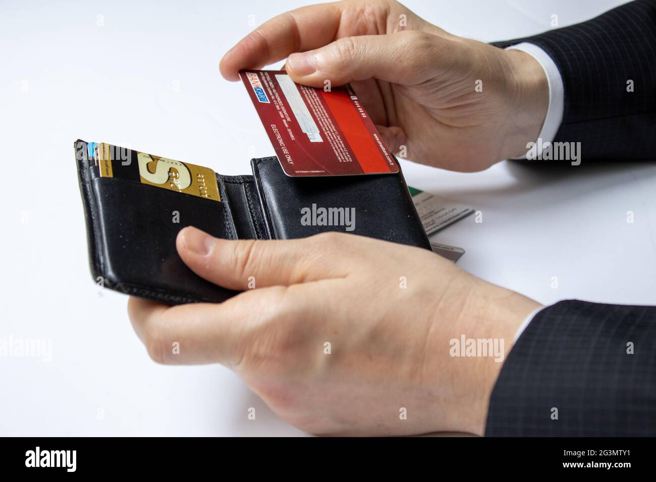 Shopping Online. Credit card usage. Conscious consumers Stock Photo Alamy