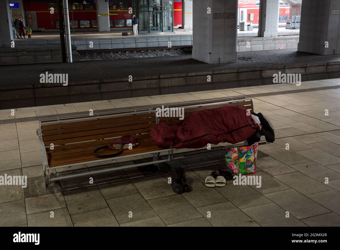'07.04.2021, Hamburg, Hamburg, Germany - Homeless man sleeping on a bench in Hamburg's main station in Corona times. 00A210407D001CAROEX.JPG [MODEL RE Stock Photo