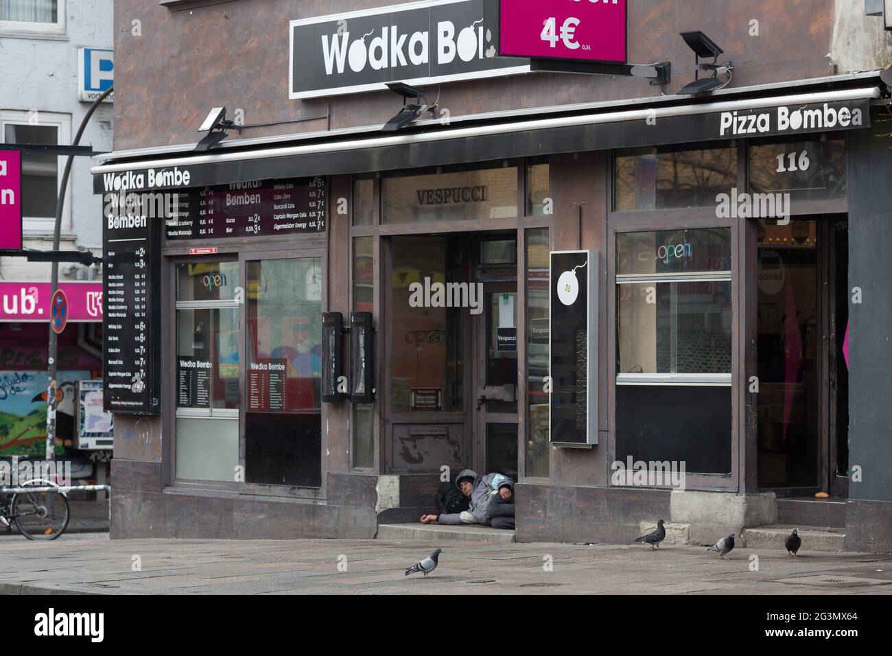 '07.04.2021, Hamburg, Hamburg, Germany - The Reeperbahn in the St.Pauli district in the Corona-Tristesse, homeless man camping in the entrance of clos Stock Photo