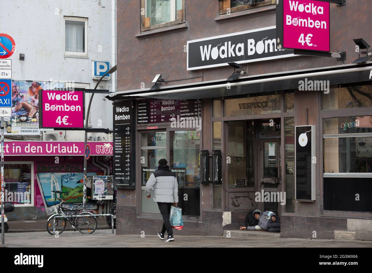 '07.04.2021, Hamburg, Hamburg, Germany - The Reeperbahn in the St.Pauli district in the Corona-Tristesse, homeless man camps in the entrance of closed Stock Photo