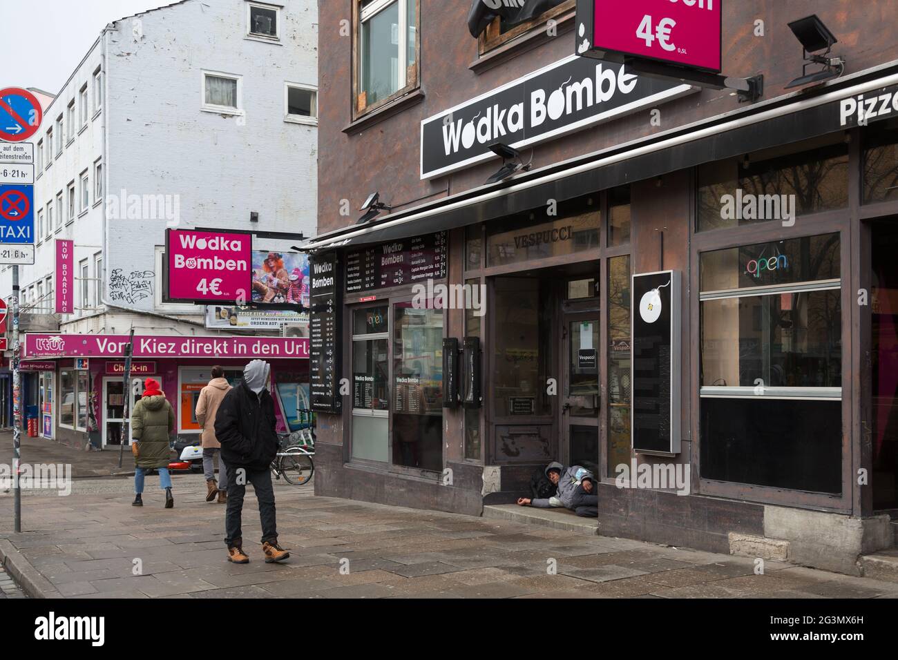 '07.04.2021, Hamburg, Hamburg, Germany - The Reeperbahn in the district of St.Pauli in the Corona-Tristesse, homeless man camping in the entrance of a Stock Photo