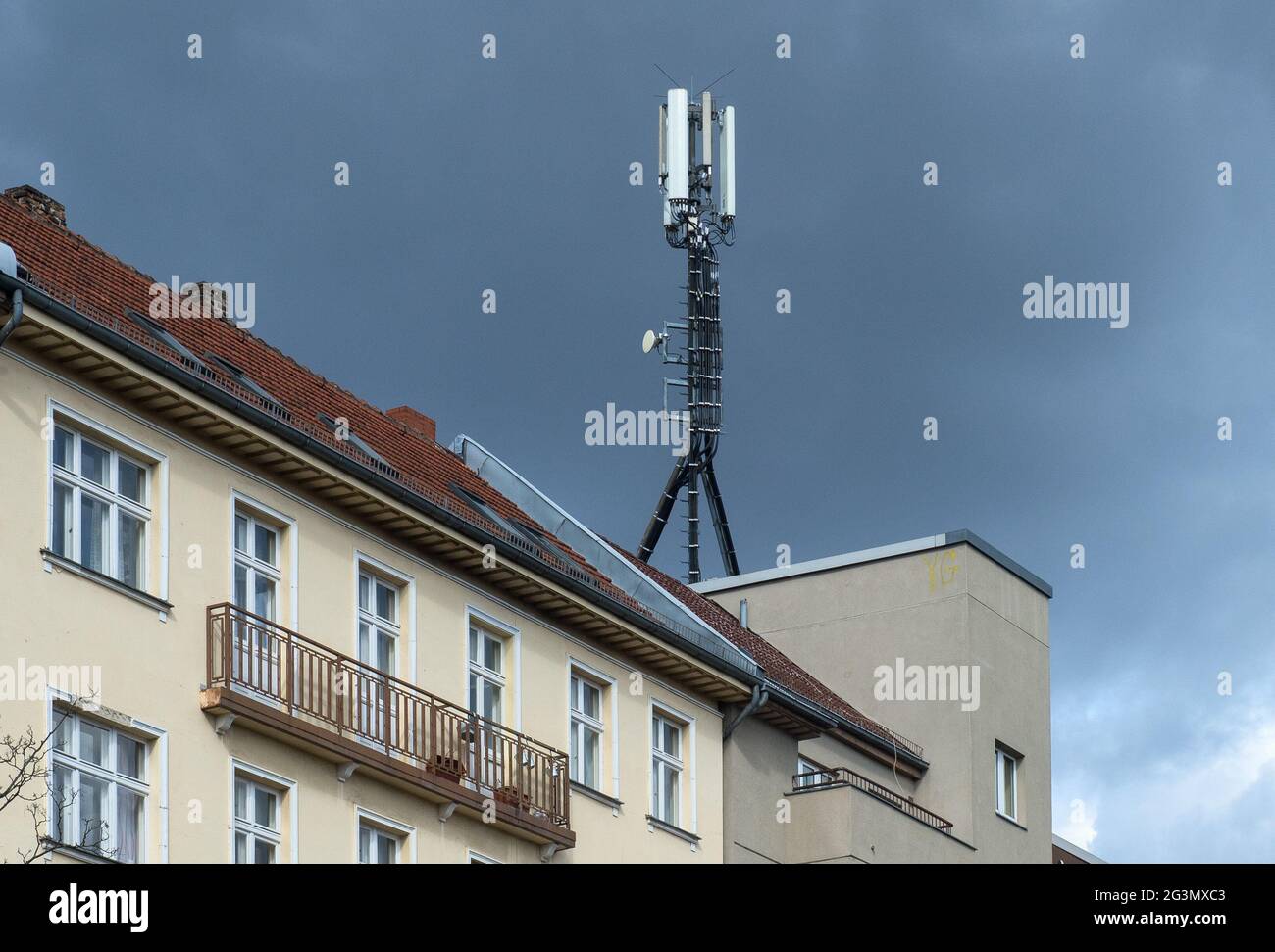 13.04.2021, Berlin, Berlin, Germany - Mitte - Mobile phone antennas on the  roof of a residential building. 0CE210413D001CAROEX.JPG [MODEL RELEASE: NO  Stock Photo - Alamy
