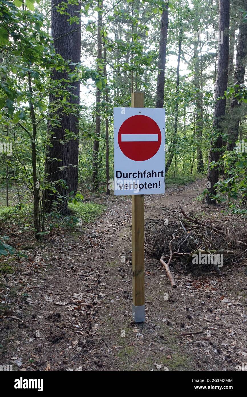 '24.05.2019, Dranse, Brandenburg, Germany - Sign: No through traffic in a forest. 00S190524D062CAROEX.JPG [MODEL RELEASE: NO, PROPERTY RELEASE: NO (c) Stock Photo