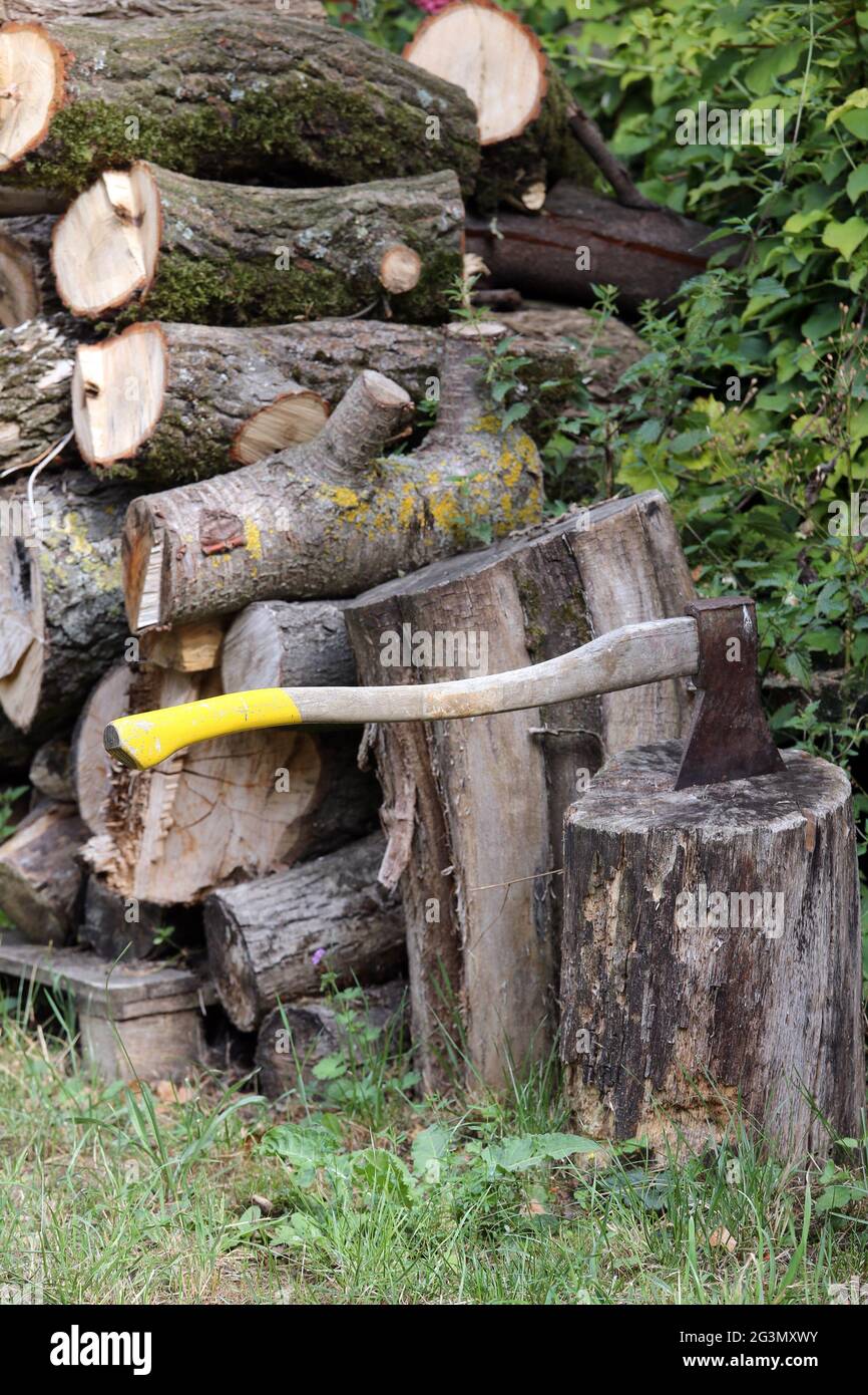 Axe stuck in tree hi-res stock photography and images - Alamy