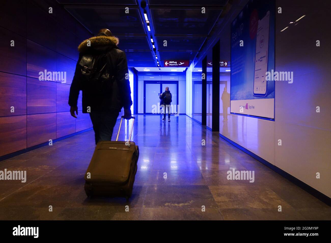 '17.02.2021, Schoenefeld, Brandenburg, Germany - Passengers at Berlin-Brandenburg International Airport BER on their way to board. 00S210217D993CAROEX Stock Photo
