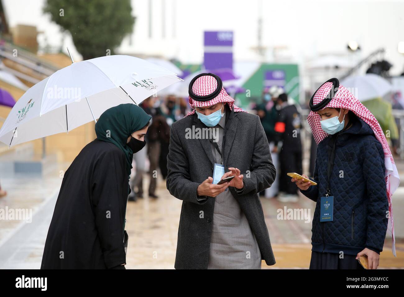 '20.02.2021, Riad, Riyadh, Saudi Arabia - Locals at the racecourse in rainy weather. 00S210220D1078CAROEX.JPG [MODEL RELEASE: NO, PROPERTY RELEASE: NO Stock Photo