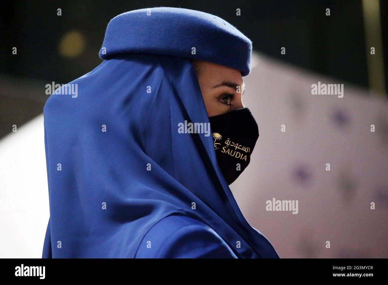 '20.02.2021, Riad, Riyadh, Saudi Arabia - Flight attendant of Saudi Arabian Airlines wears mouth-nose protection in times of corona pandemic. 00S21022 Stock Photo