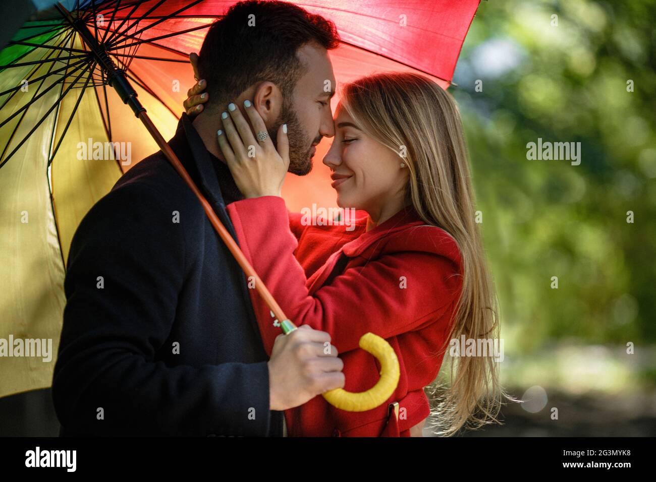 Couple kissing under umbrella hi-res stock photography and images - Alamy