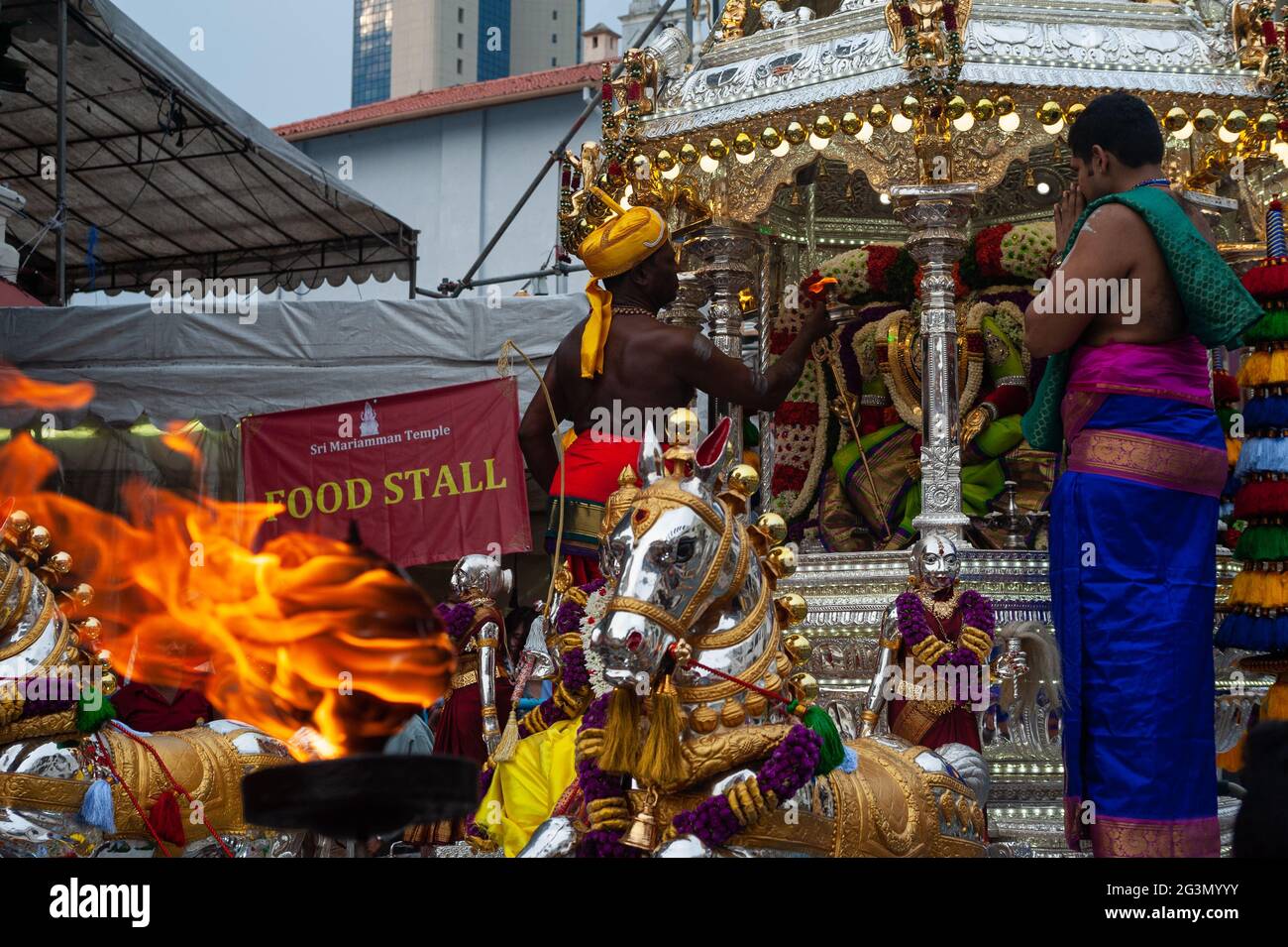 '26.10.2018, Singapore, , Singapore - Hindus at a traditional religious ceremony in front of the Hindu Sri Mariamman Temple along South Bridge Road in Stock Photo