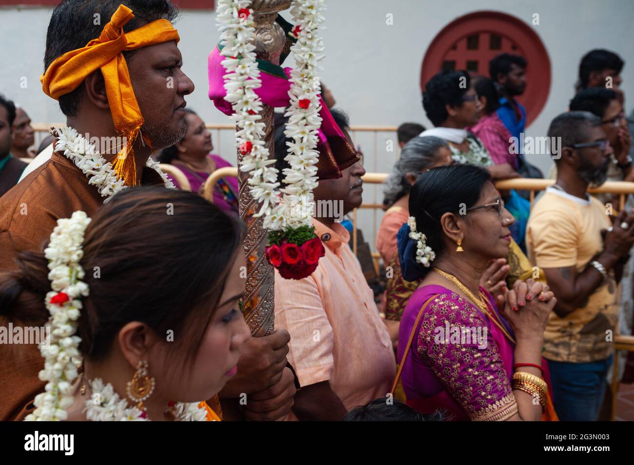 "26.10.2018, Singapore, , Singapore - Hindus performing a traditional religious ceremony in front of the Hindu Sri Mariamman Temple along South Bridge Stock Photo
