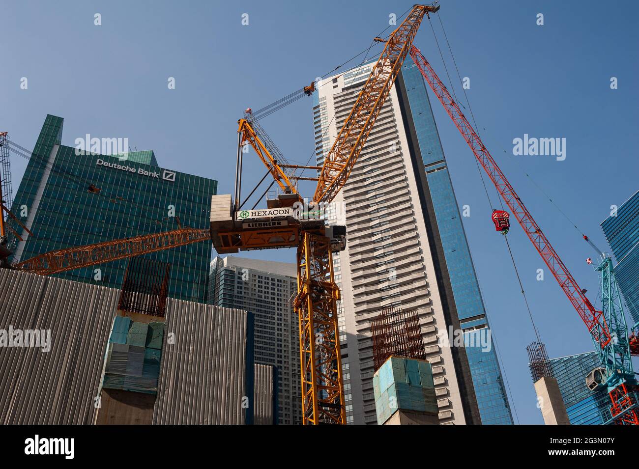 '25.05.2021, Singapore, , Singapore - Construction crows on a building site in the financial and business centre, in the picture a branch of the Deuts Stock Photo