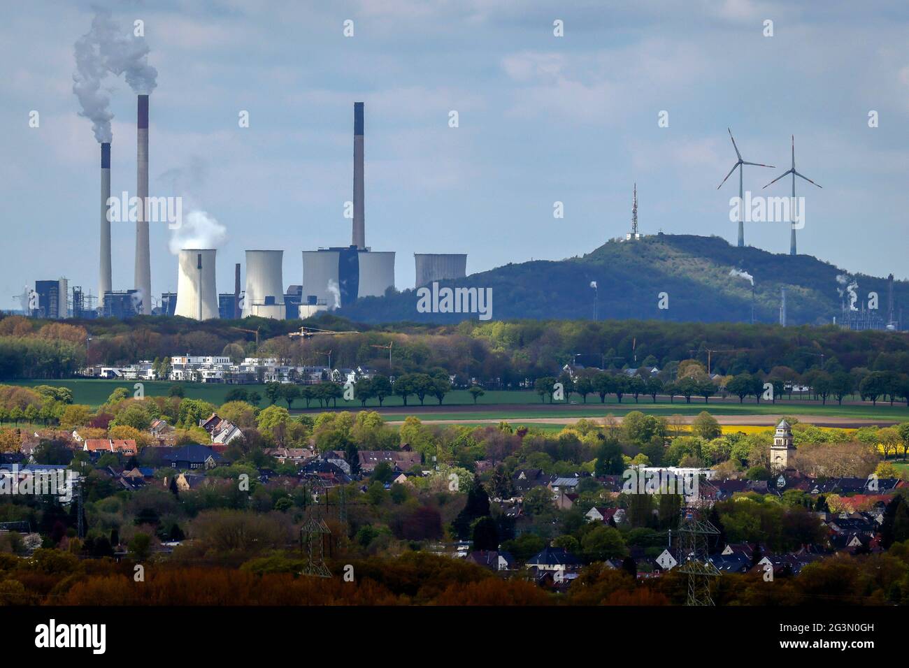 '07.05.2021, Gelsenkirchen, North Rhine-Westphalia, Germany - Uniper coal-fired power station Scholven next to the Oberscholven tailings pile with win Stock Photo