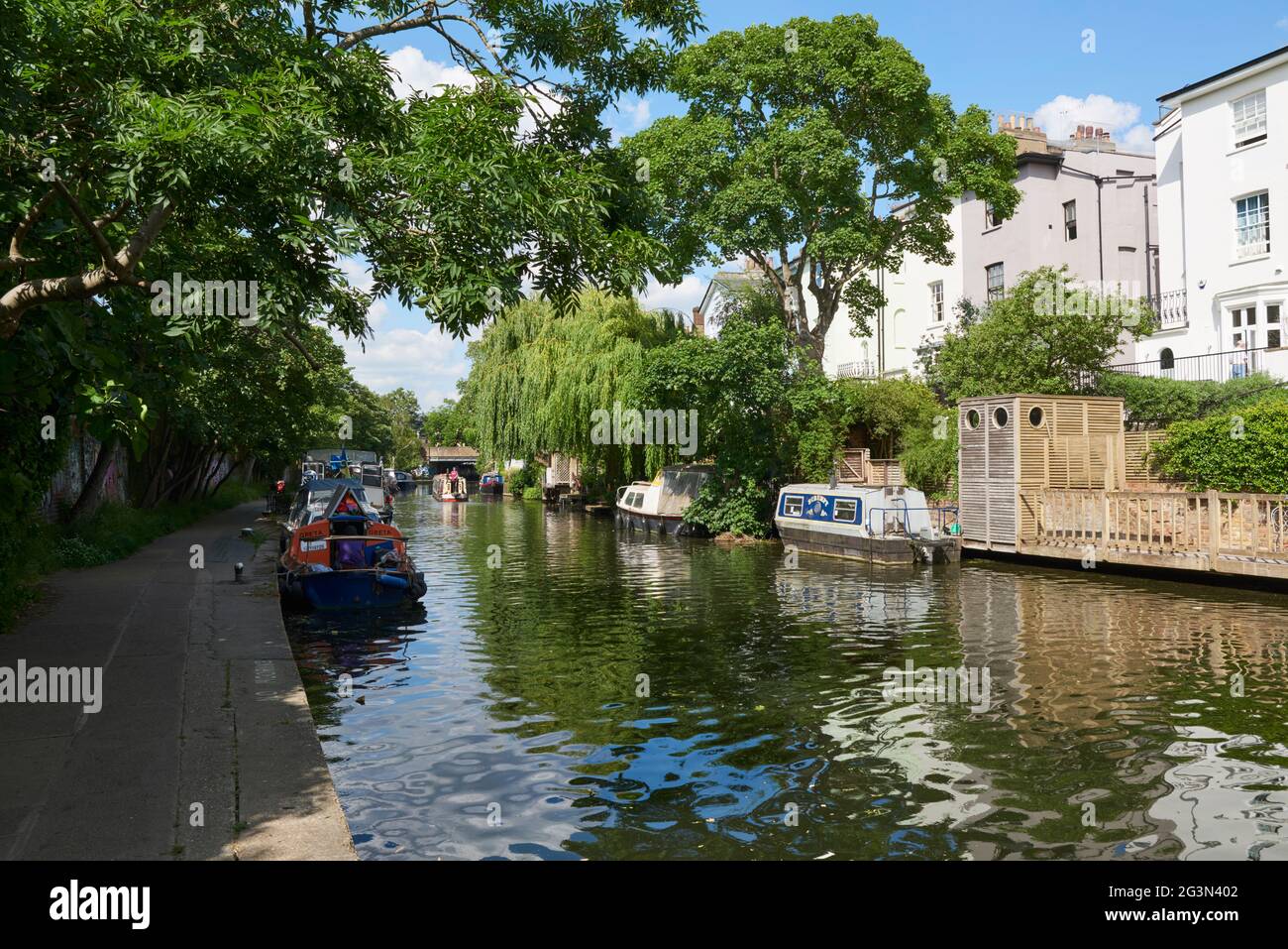 Regents canal moorings hi-res stock photography and images - Alamy