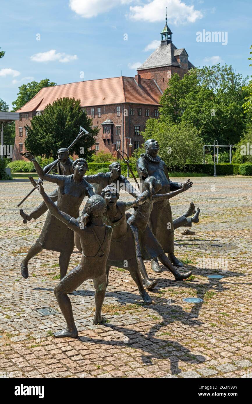 castle and sculpture on the market square, Winsen/Luhe, Lower Saxony, Germany Stock Photo