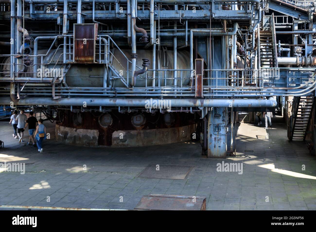 Visitors look at Industrial structures, Landschaftspark Duisburg-Nord, former ironworks and steel manufacturing, Duisburg, Ruhr, NRW, Germany Stock Photo