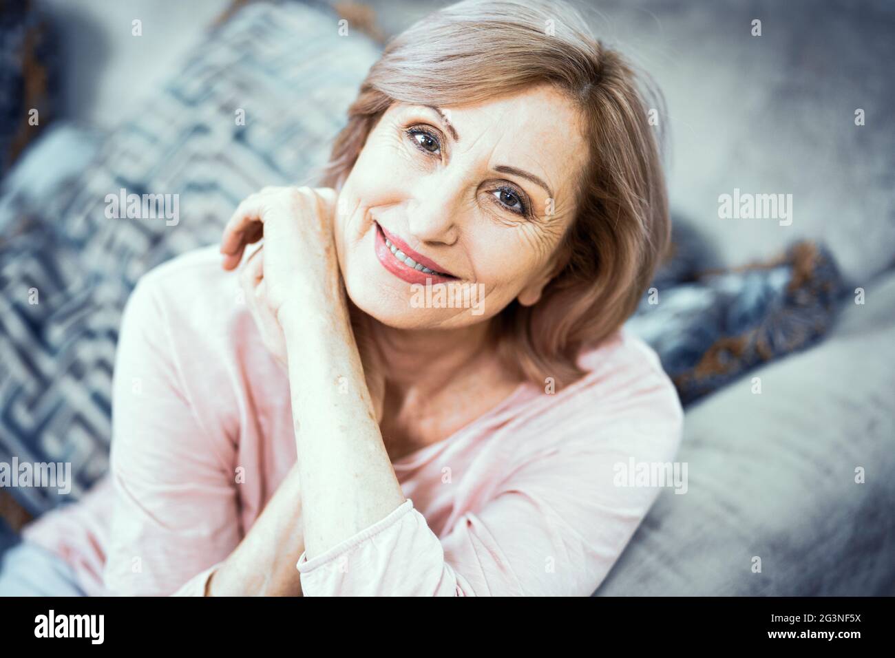 Elegant woman at home, 50s hi-res stock photography and images - Page 2 -  Alamy