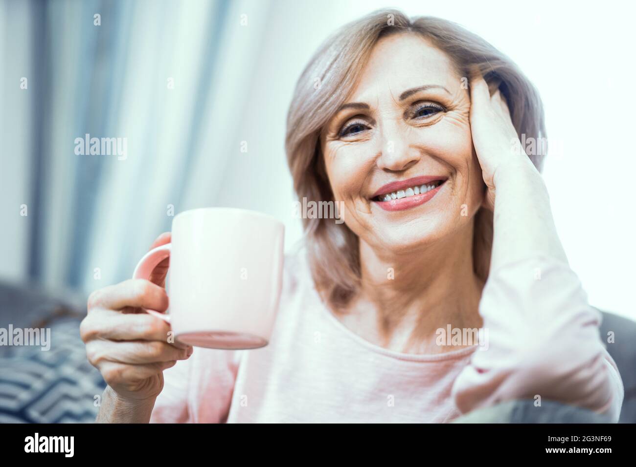 Mature woman 50 60 years old hi-res stock photography and images - Alamy