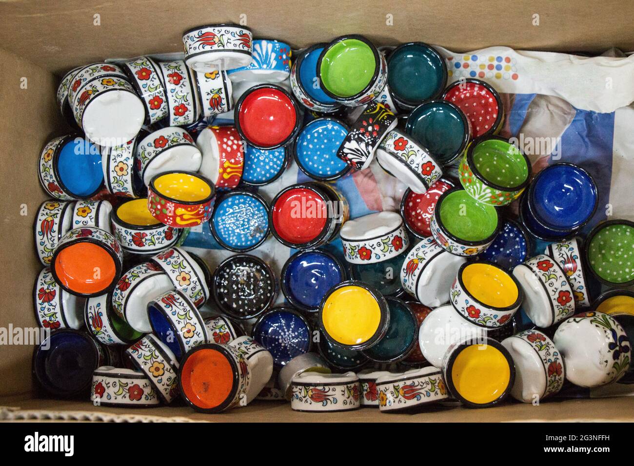 Traditional Turkish ceramic plates Stock Photo - Alamy