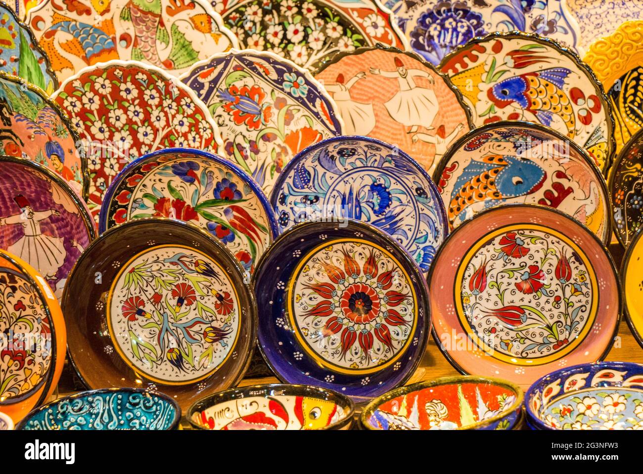 Traditional Turkish ceramic plates Stock Photo - Alamy