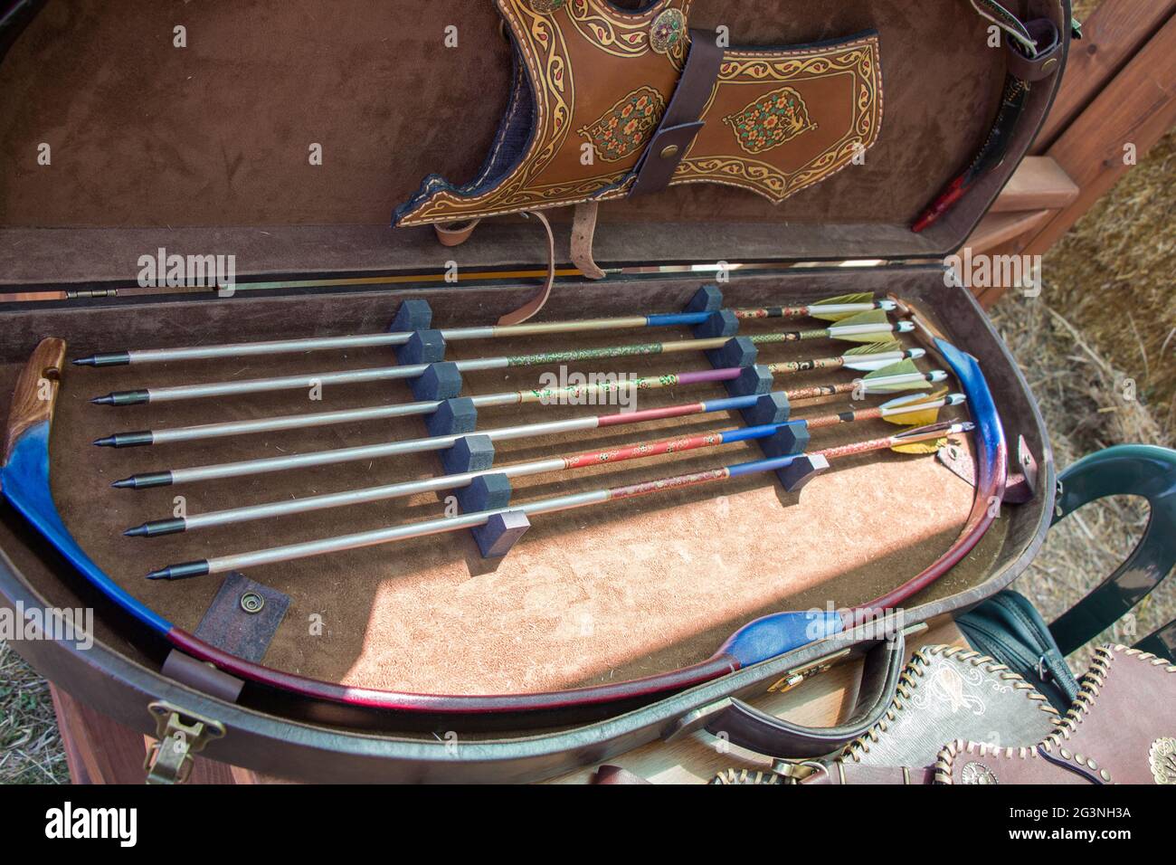 Quiver, bow, and arrows old hi-res stock photography and images - Alamy
