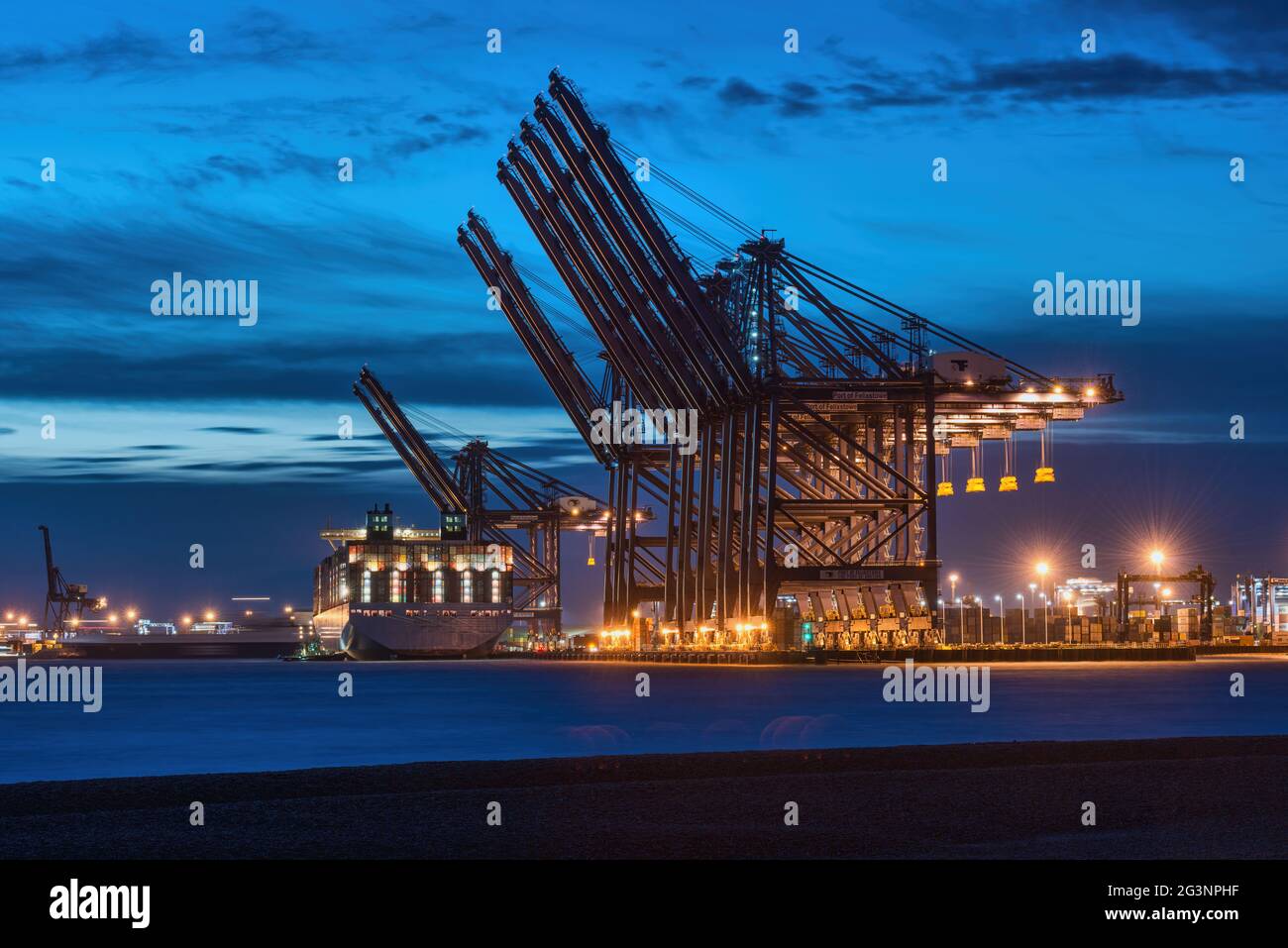 Around the clock port loading operations at the Port of Felixstowe with the container ship Madrid Maersk  - June 2017 Stock Photo
