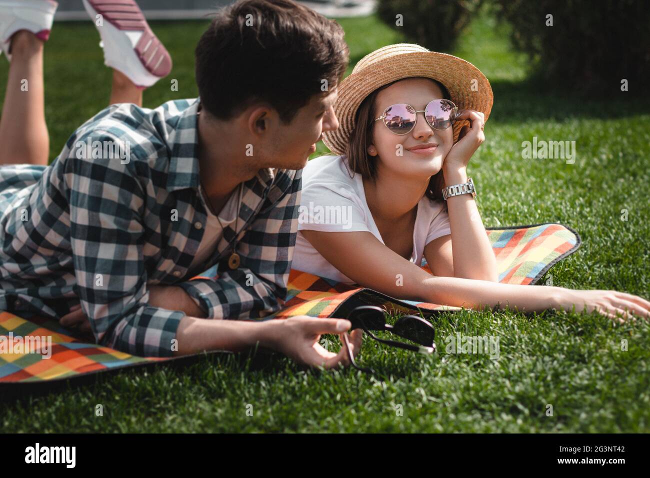 Teens boy and girl hi-res stock photography and images - Alamy