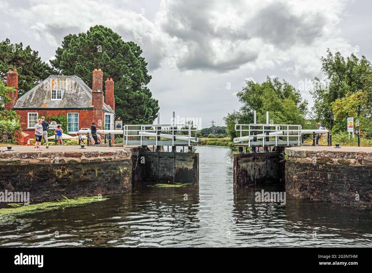Manpower used to open the gates by the Double Lock public house on the historic Exeter Shipping Canal Stock Photo