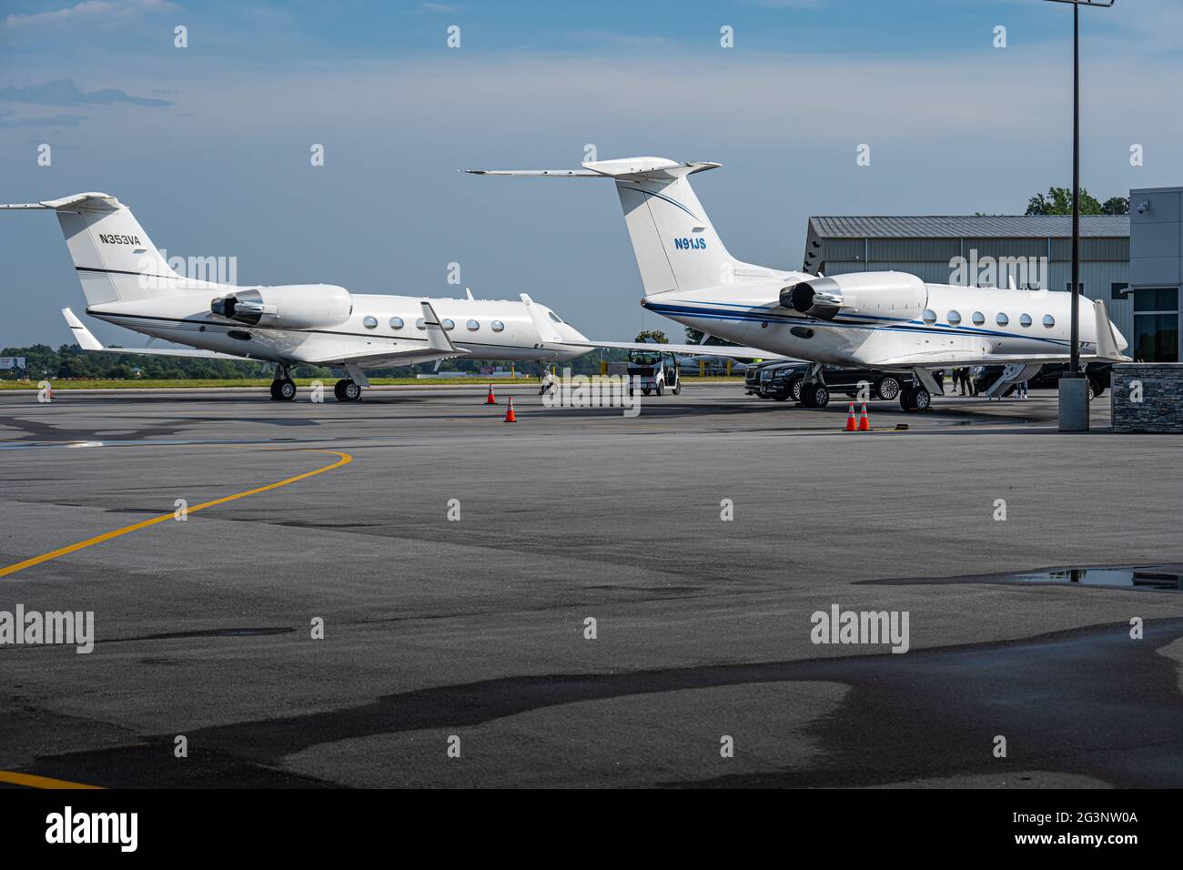 Private Gulfstream G-IV white charter jets and black limos at Atlantic Aviation in Metro Atlanta at Dekalb-Peachtree Airport (PDK). (USA) Stock Photo