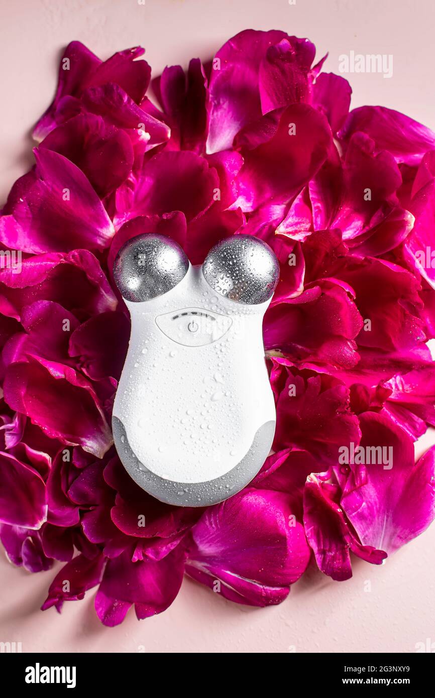 Micro current facial hires stock photography and images Alamy