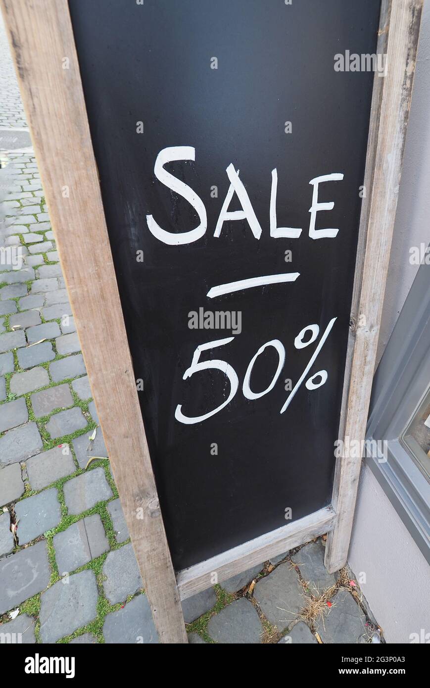 Discount sign blackboard Stock Photo - Alamy