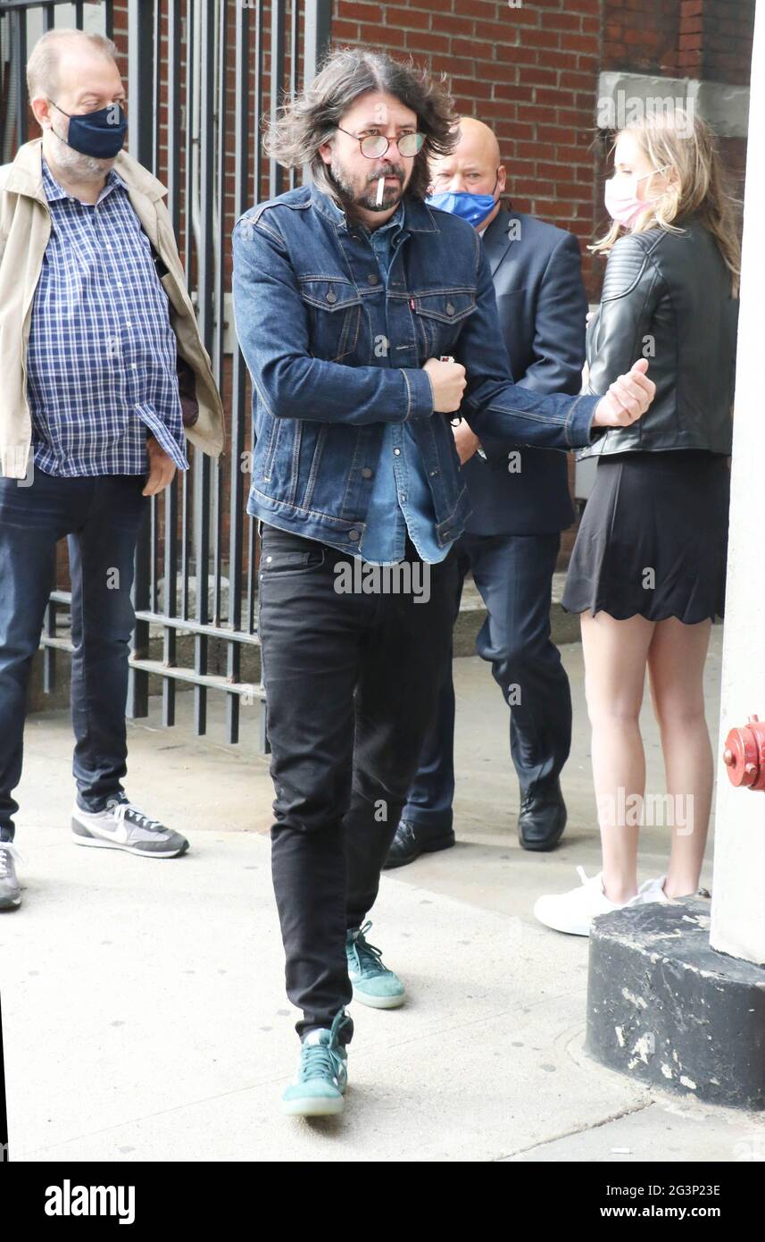 dave grohl cigarettes New York - NY - 20210525-Dave Grohl has a Quick Smoke Before Going on CBS  This Morning -PICTURED: Dave Grohl ROGER WONG Stock Photo
