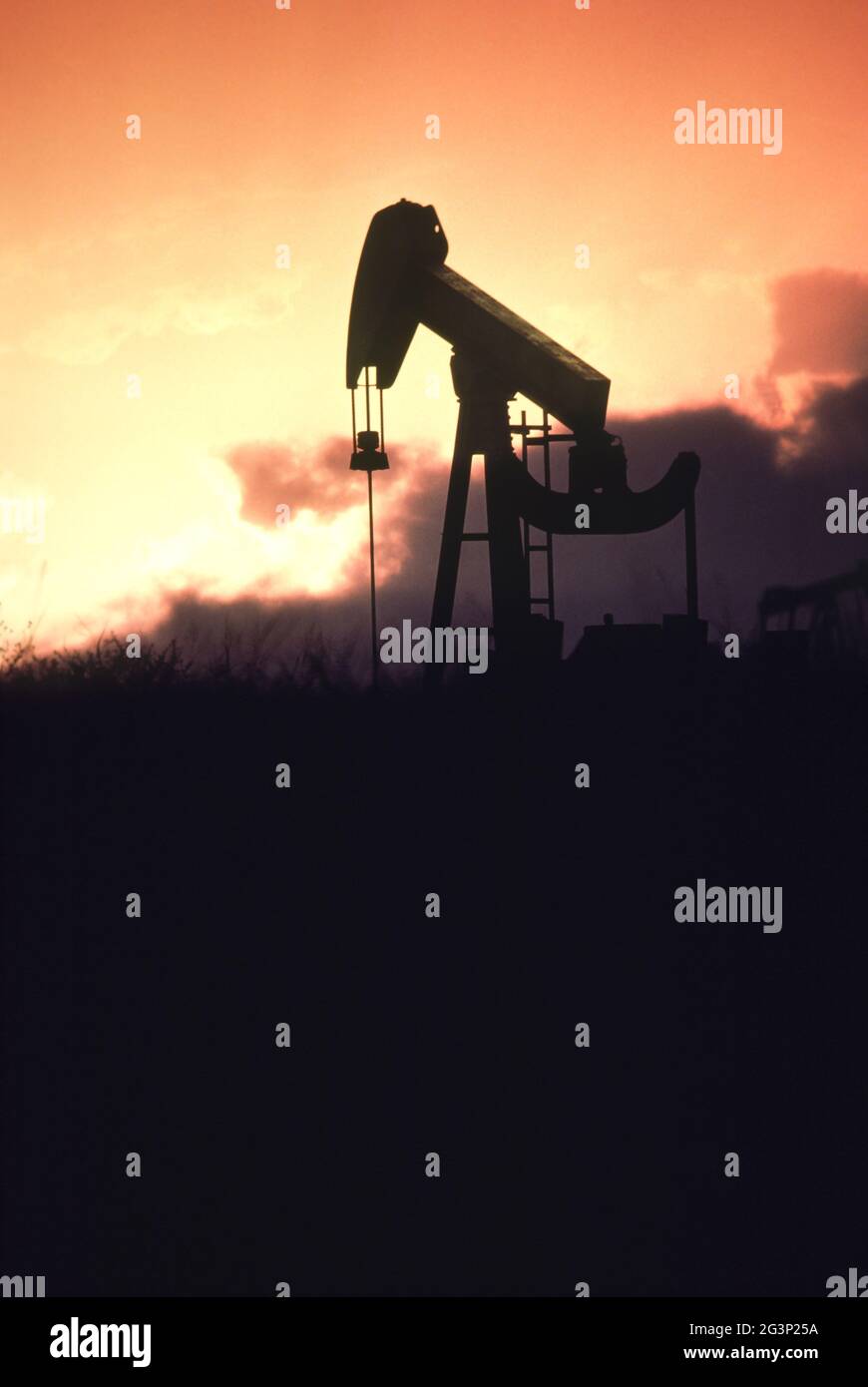 Pump jack pumping crude oil hires stock photography and images Alamy