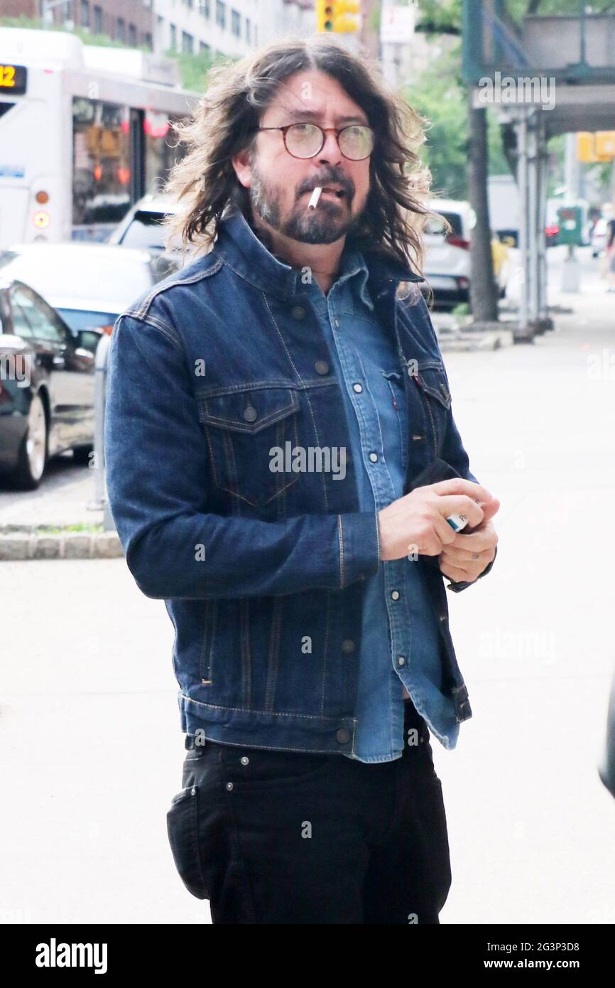 New York - NY - 20210525-Dave Grohl has a Quick Smoke Before Going on CBS  This Morning -PICTURED: Dave Grohl ROGER WONG Stock Photo