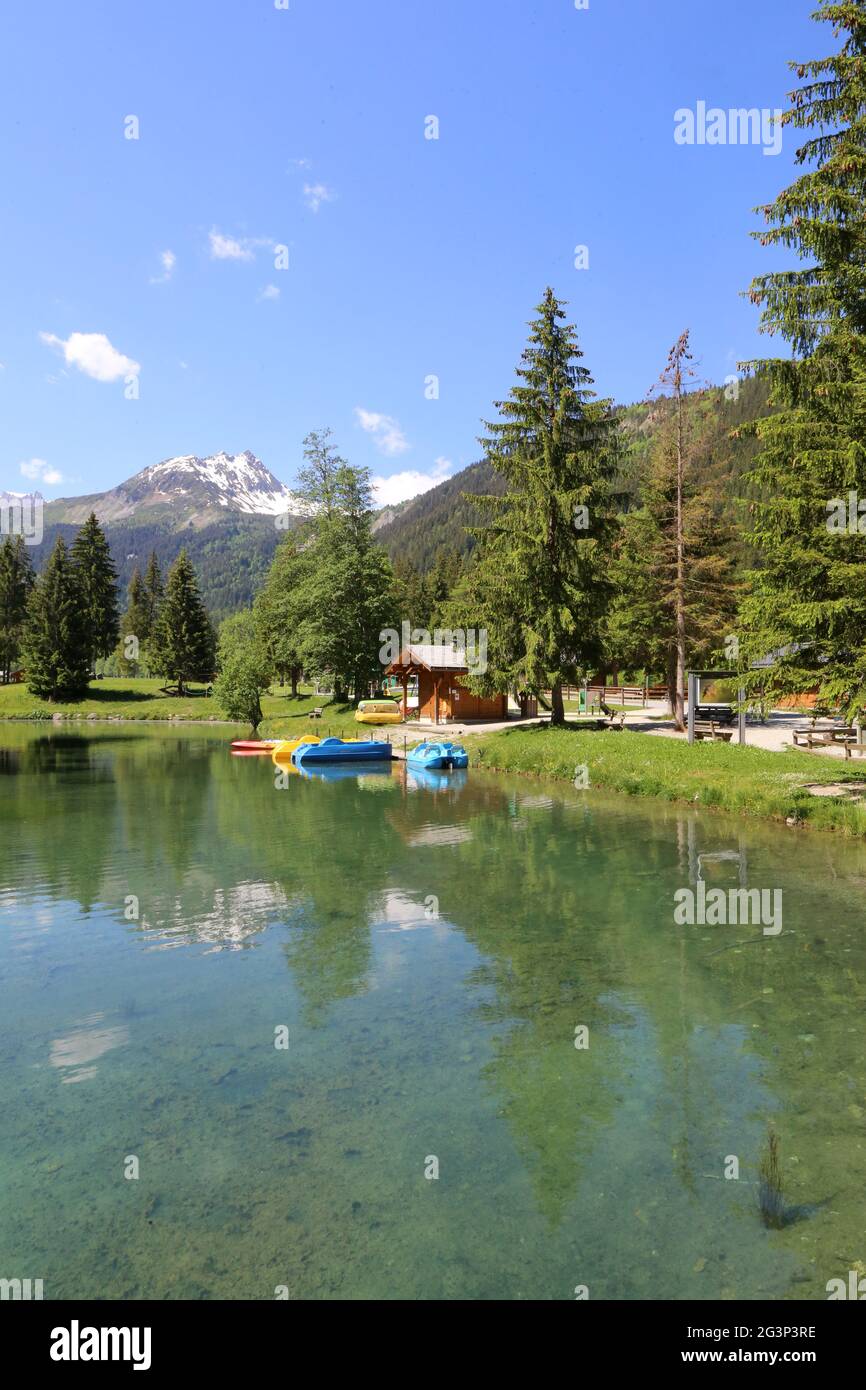 Canoës kayak et pédalos sur le lac du Pontet. Base de loisirs. Les  Contamines-Montjoie. Haute-Savoie. Auvergne-Rhône-Alpes. France Stock Photo  - Alamy