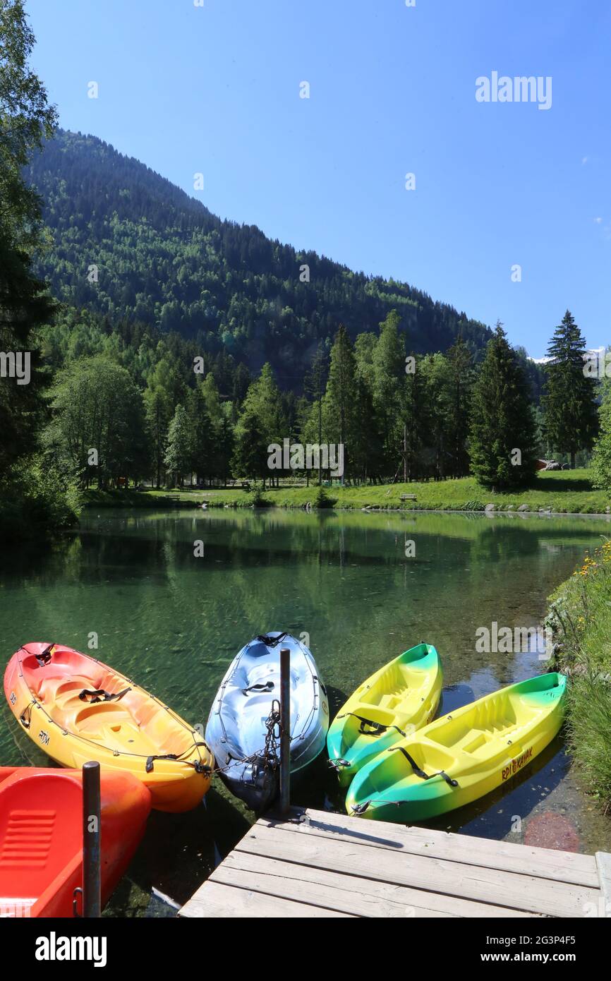 Canoës kayak sur le lac du Pontet. Base de loisirs. Les  Contamines-Montjoie. Haute-Savoie. Auvergne-Rhône-Alpes. France Stock Photo  - Alamy