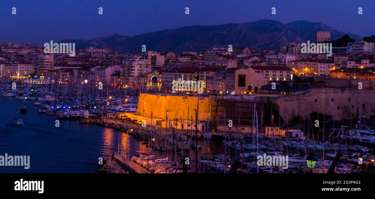 City night exterior building hi-res stock photography and images - Alamy