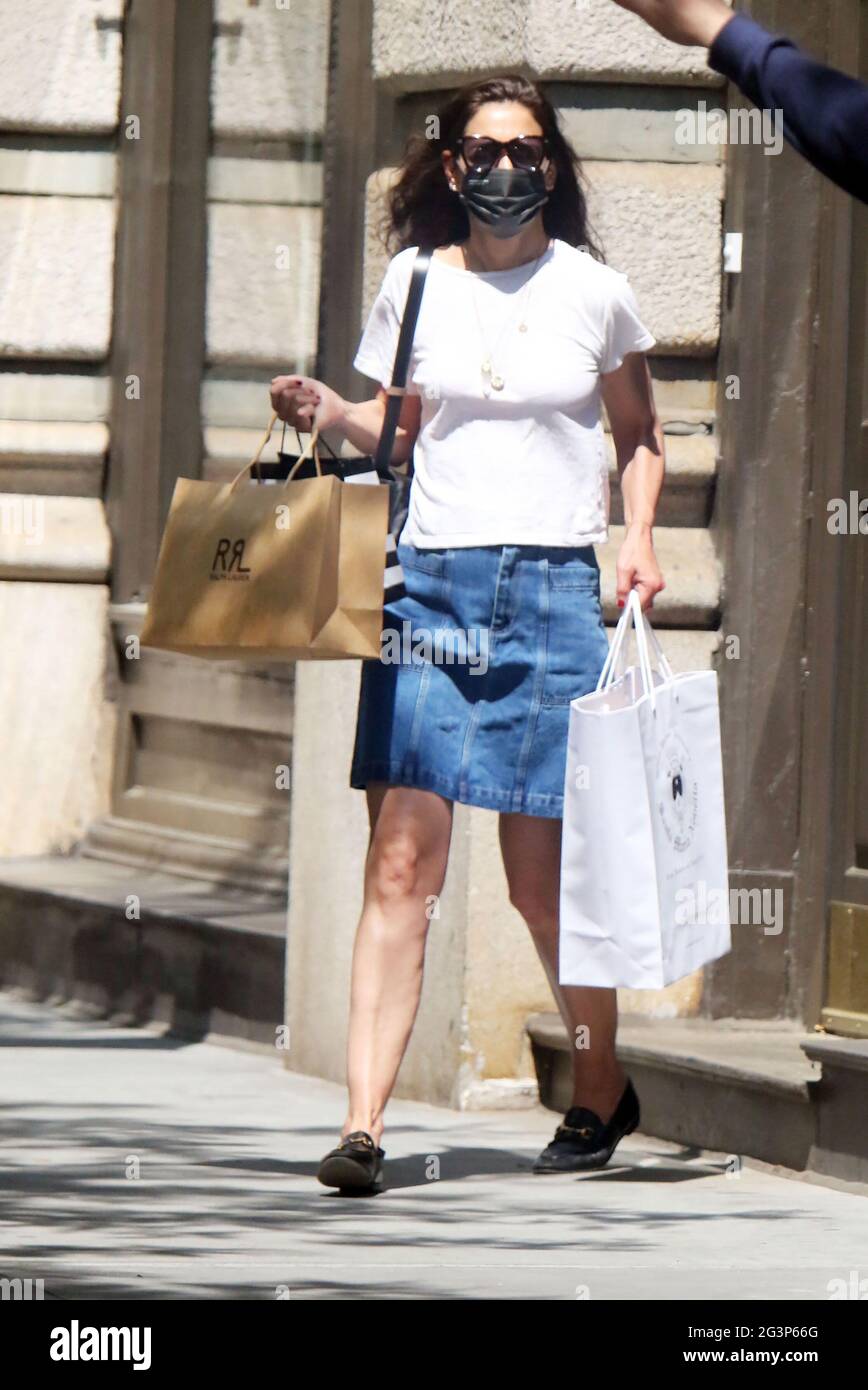 New York - NY - 20210521-Katie Holmes Safely Goes Shopping in Soho